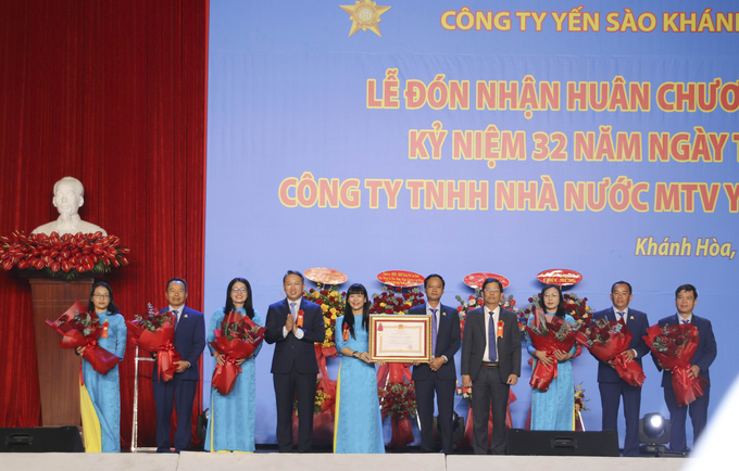Lãnh đạo tỉnh Khánh Hoà trao Huân chương Lao động hạng Nhất cho Công ty Cổ phần Nước giải khát Yến sào Khánh Hòa.