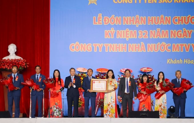 Lãnh đạo tỉnh Khánh Hoà trao Huân chương Lao động hạng Ba cho Công ty Cổ phần Nước giải khát Sanest Khánh Hòa.