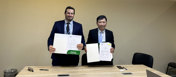 Ông Nguyễn Đỗ Anh Tuấn và ông Eron Bloomgarden - công bố việc gia hạn Ý định thư giữa Bộ NN-PTNT với Liên minh Giảm phát thải thông qua tăng cường tài chính cho rừng (LEAF). 