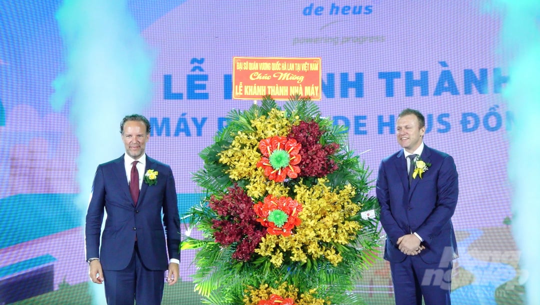 Ngài Daniel Stock - Tổng Lãnh sự quán Hà Lan tại TP. HCM (bên trái) đại diện tặng hoa chúc mừng De Heus Việt Nam khánh thành Nhà máy Premix Đồng Nai. Ảnh: Minh Phúc.