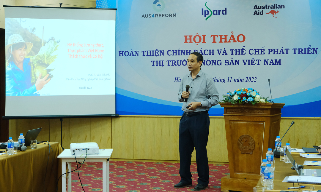 PGS.TS. Đào Thế Anh trình bày tham luận về những thách thức và cơ hội với hệ thống lương thực thực phẩm Việt Nam.