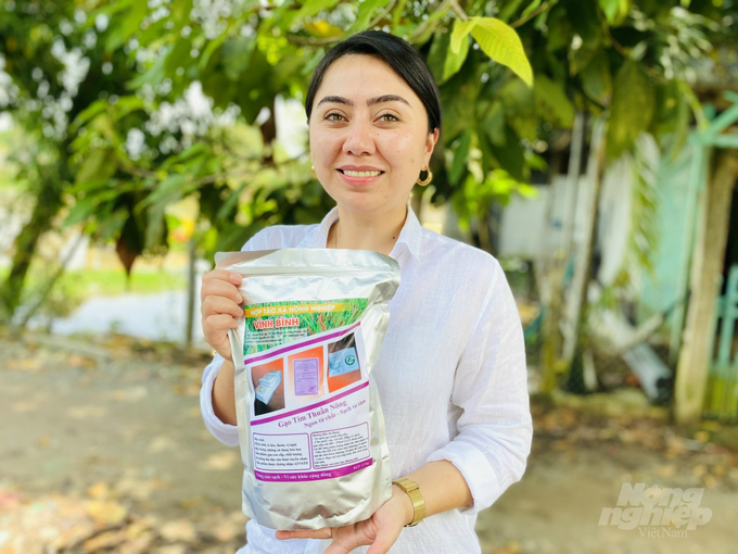 Ms. Kamila Tovbaeva, Component Coordinator of Capacity Building for Cooperatives and Farmers under GFA Consulting Company praised An Giang's rice products grown according to SRP export standards. Photo: Le Hoang Vu.