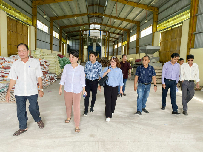 The German Development Cooperation Organization has cooperated with GFA Consulting Company and An Giang Sub-Department of Rural Development to inspect the warehouse of Tay Phu Cooperative in Thoai Son district, An Giang province. Photo: Le Hoang Vu.