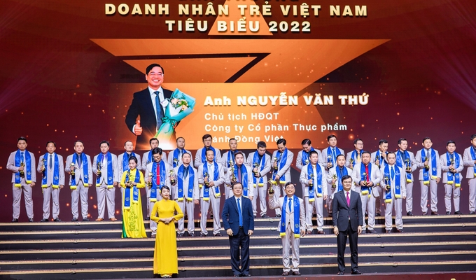 Ông Huỳnh Thành Đạt, Bộ trưởng Bộ Khoa học và Công nghệ và ông Bùi Quang Huy, Bí thư thứ nhất Trung ương Đoàn trao giải thưởng cho các doanh nhân trẻ Việt Nam tiêu biểu 2022. Ảnh: BTC.
