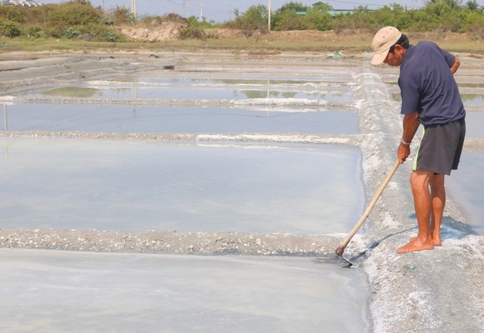 Salt production in Hon Khoi.