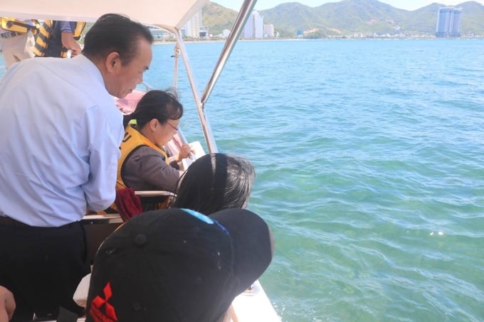 The Deputy Minister of MARD surveyed Nha Trang Bay.