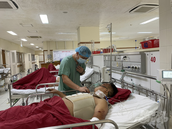 Một nạn nhân bị thương nặng đang điều trị tại Bệnh viện Trung ương Huế. Ảnh: Công Điền.