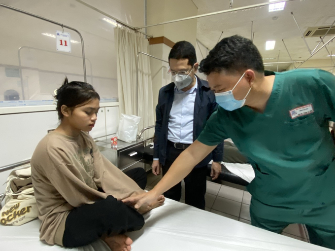 Lãnh đạo tỉnh Thừa Thiên - Huế thăm hỏi các nạn nhân bị thương đang điều trị tại Bệnh viện Trung ương Huế. Ảnh: TTH.