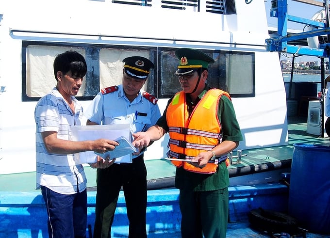 Kiểm ngư Bình Định phối hợp với Bộ đội Biên phòng kiểm tra tàu cá hoạt động trên biển. Ảnh: V.Đ.T.