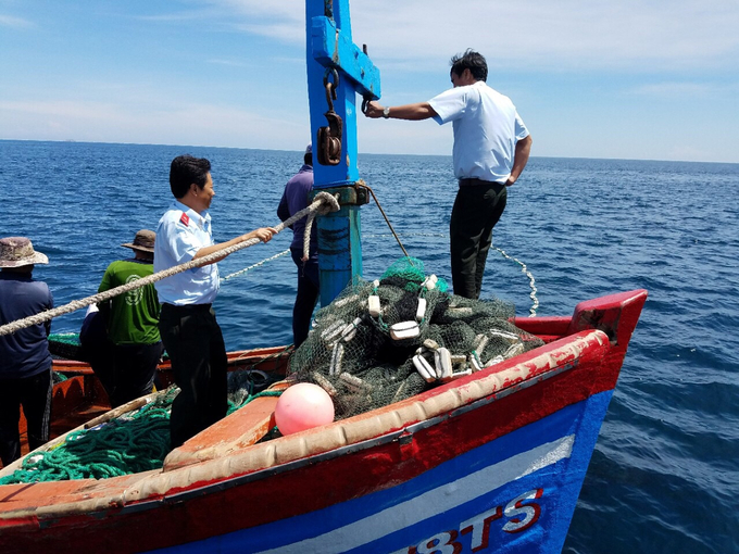 Lực lượng Kiểm ngư Bình Định tiếp cận tàu cá của ngư dân để kiểm tra. Ảnh: V.Đ.T.