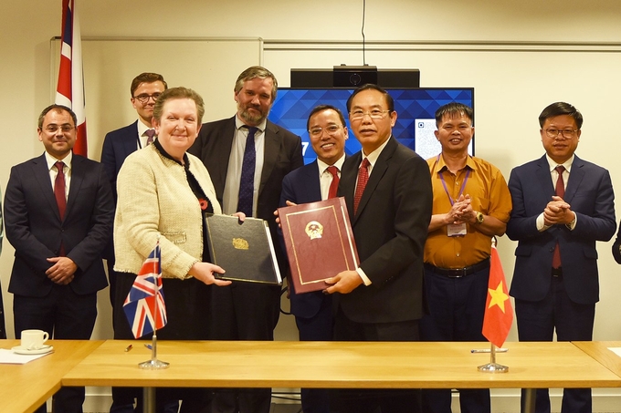 Thứ trưởng Phùng Đức Tiến ký kết thỏa thuận hợp tác với Thứ trưởng Thường trực Bộ Môi trường, Thực phẩm và Các vấn đề nông thôn Liên hiệp Vương quốc Anh ngày 10/11/2022. Ảnh: NT.