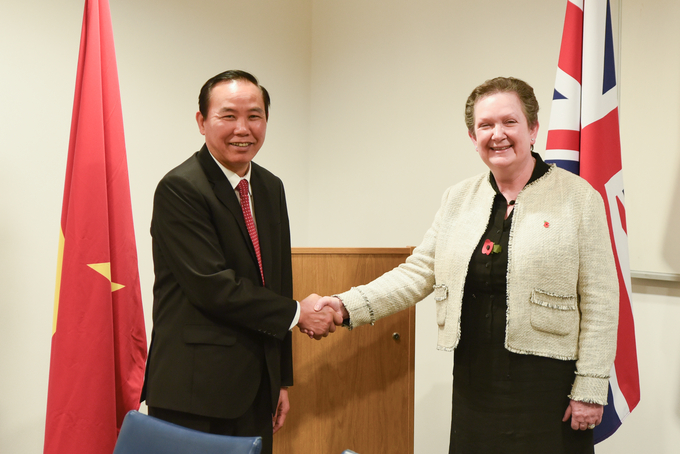 Deputy Minister Phung Duc Tien and his counterpart, Ms. Tamara Finkelstein, Permanent Secretary of the Department of Environment and Food and Rural Affairs of the United Kingdom.