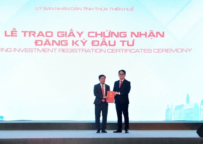 Ông Nguyễn Văn Phương, Chủ tịch UBND tỉnh Thừa Thiên - Huế trao quyết định chủ trương đầu tư cho doanh nghiệp. Ảnh: CĐ.