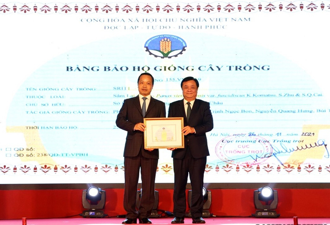 Bộ trưởng Bộ NN-PTNT Lê Minh Hoan trao Bằng Bảo hộ giống cây trồng sâm Lai Châu cho tỉnh Lai Châu. Ảnh: T.L.