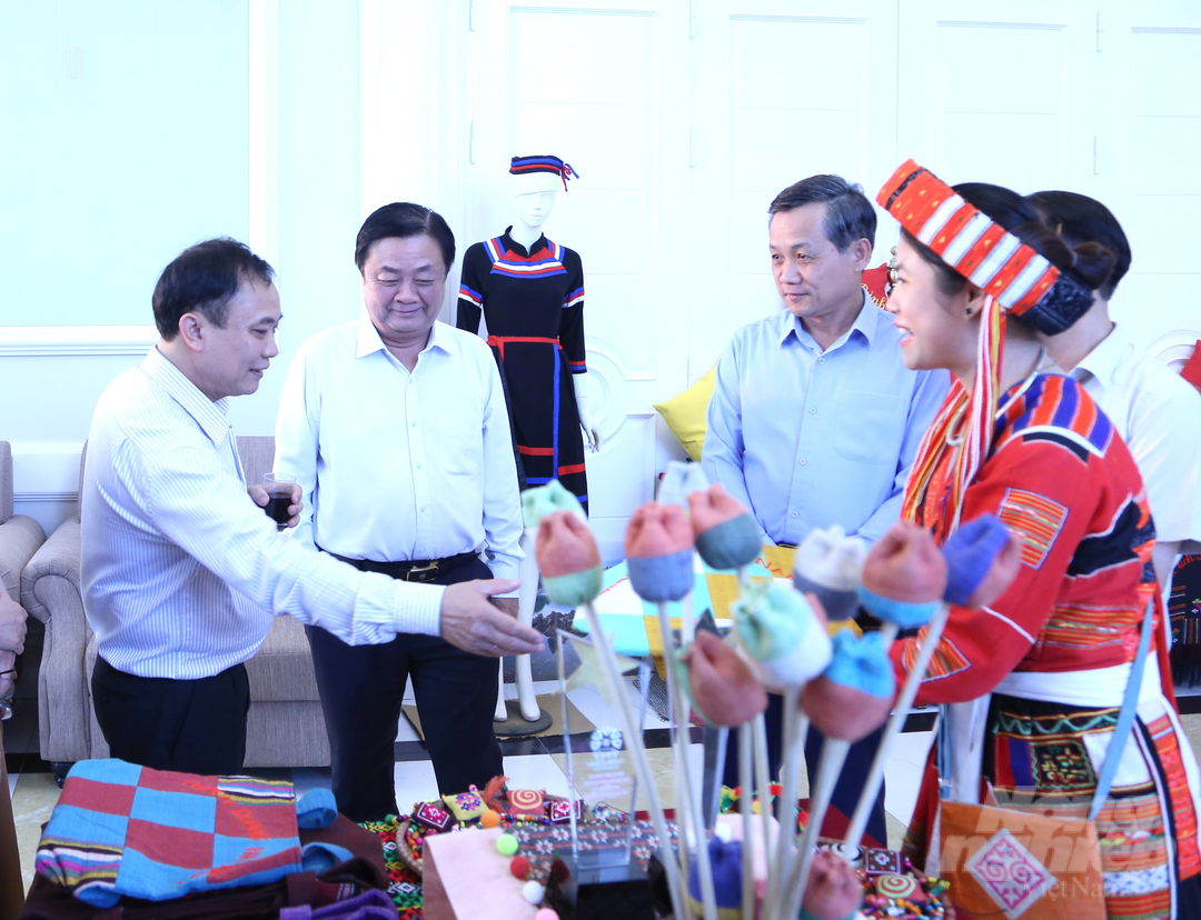 Minister of Agriculture and Rural Development Le Minh Hoan visits a booth displaying traditional brocade weaving products of ethnic minorities in Tuyen Quang. Photo: Minh Phuc.