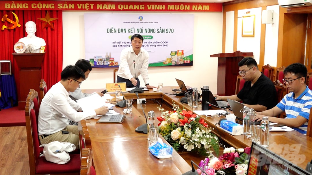 Hình ảnh tại đầu cầu Báo Nông nghiệp Việt Nam (số 14 Ngô Quyền, quận Hoàn Kiếm, Hà Nội).