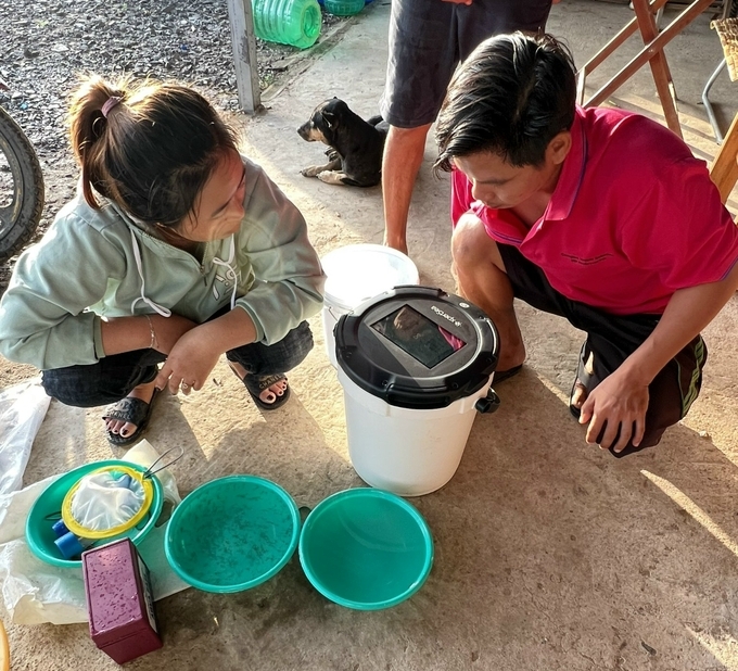 Cooperative members learn to apply high technology in shrimp farming. Photo: MS.