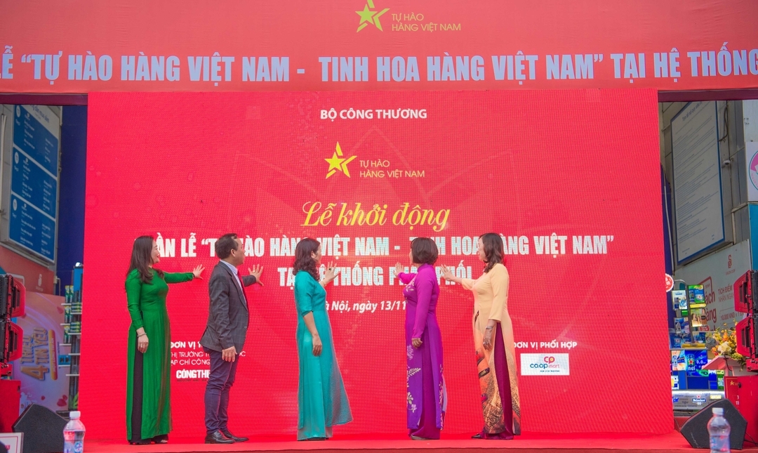 Đại diện Vụ Thị trường trong nước, Hiệp hội Các nhà bán lẻ Việt Nam và ban tổ chức bấm nút khởi động tuần lễ.