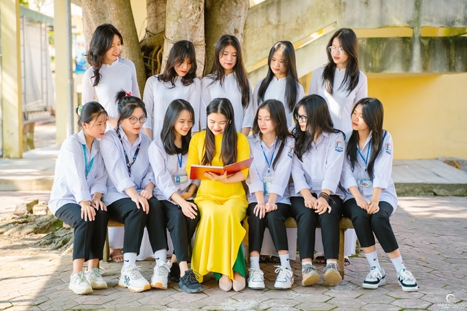 Cô và trò Trường THPT Can Lộc 
