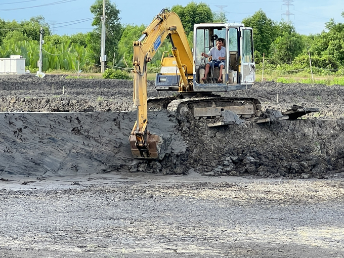 Từ chính sách phù hợp, ngày càng nhiều người dân mạnh dạn chuyển đổi đất canh tác kém hiệu quả sang nuôi tôm CNC. Ảnh: Trần Trung.