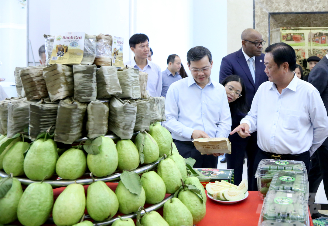 Chủ tịch UBND tỉnh Tuyên Quang Nguyễn Văn Sơn đang giới thiệu những sản phẩm OCOP đặc sắc của xứ Tuyên cho Bộ trưởng Bộ NN-PTNT Lê Minh Hoan vào chiều 12/11/2022. Ảnh: Minh Phúc.