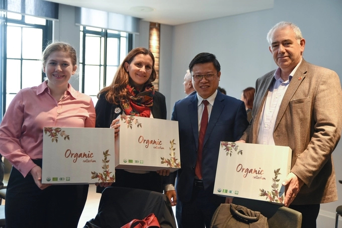 Mr. Nguyen Quoc Toan - Director of the Department of Agricultural Product Processing and Market Development presents gifts of OCOP products to partners in the UK. Photo: NT.