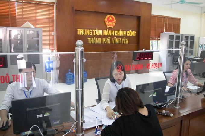 Người dân đến làm thủ tục hành chính tại Trung tâm Hành chính công TP. Vĩnh Yên (Vĩnh Phúc).