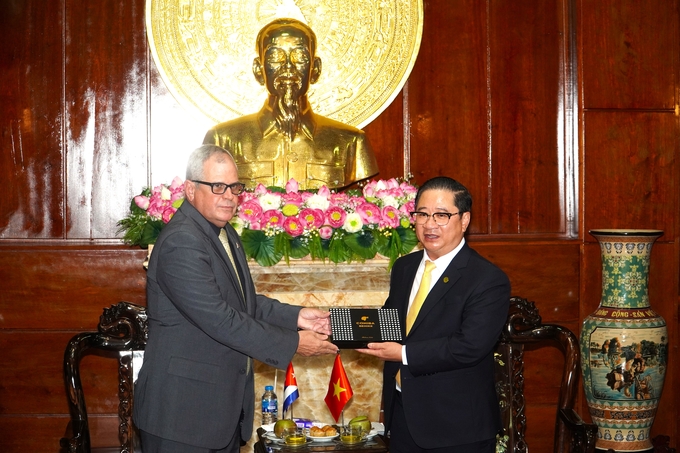 Mr. Tran Viet Truong, Chairman of Can Tho City People's Committee welcomed Mr. Homero Acosta Álvarez, Secretary General of the National Assembly and the Council of State of Cuba. Photo: Kim Anh.