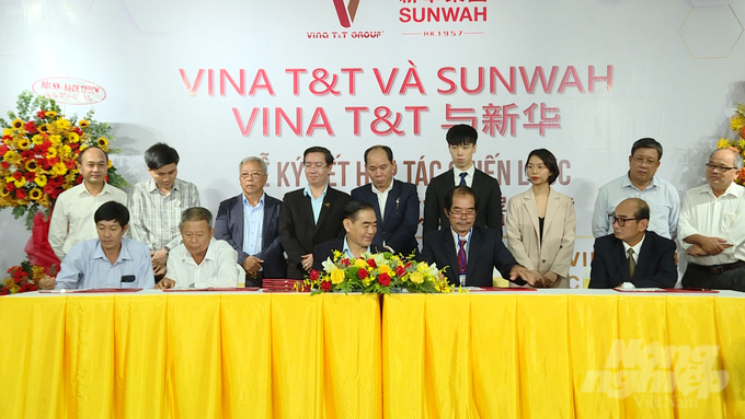 Vina T&T đã tiến hành ký kết hợp tác bao tiêu các vùng trồng, tổ hợp tác, trang trại, HTX. Ảnh: Minh Sáng. 