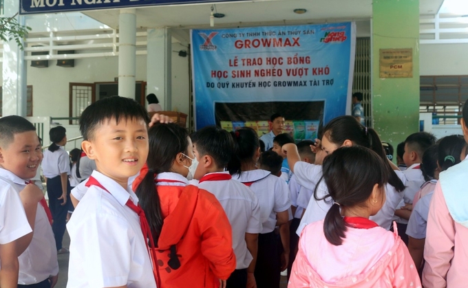 Đông đảo học sinh Trường Tiểu học Cam Thịnh Đông, TP Cam Ranh dự xem các bạn được nhận quỹ khuyến học GrowMax. Ảnh: KS.