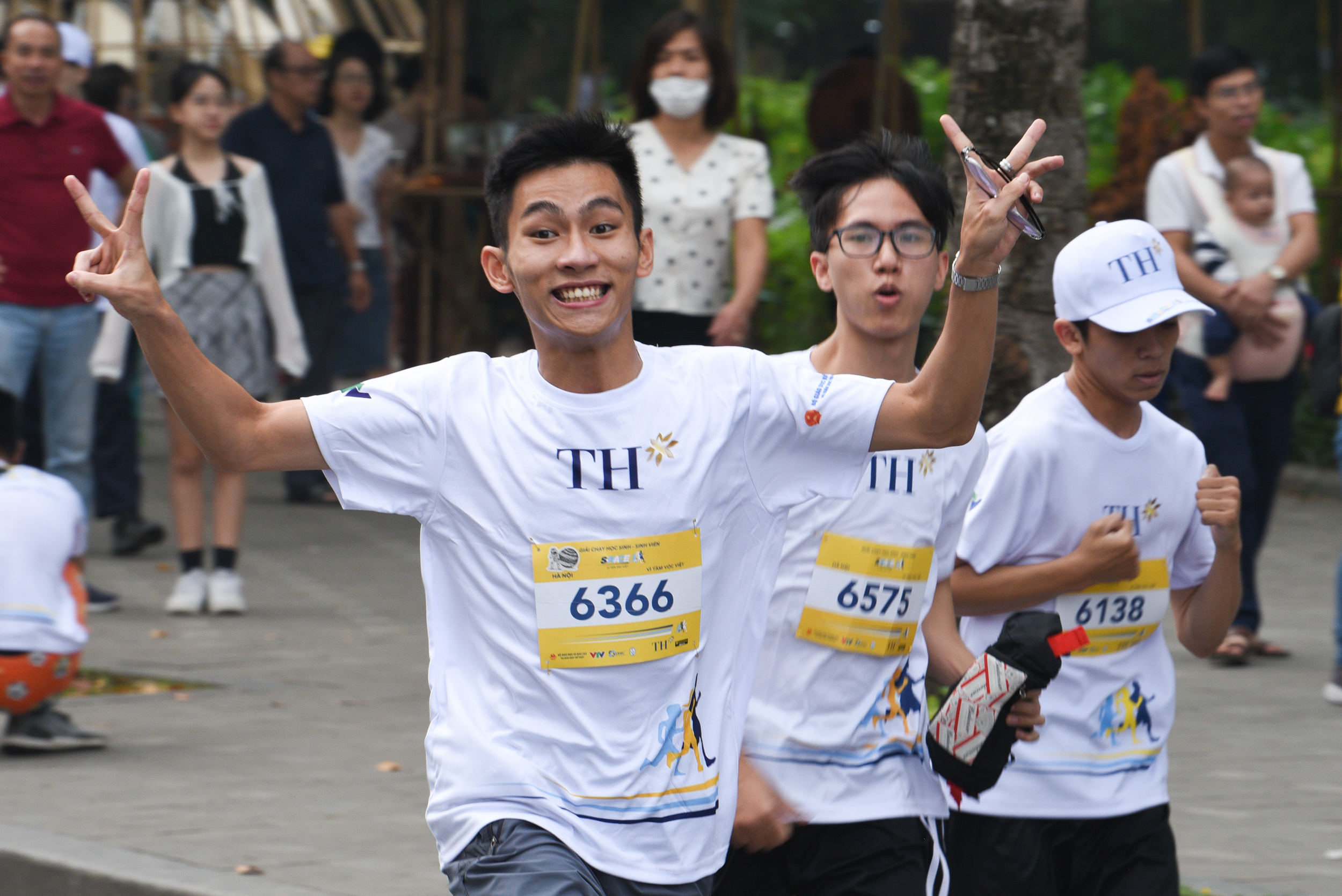 Giải chạy thu hút được sự tham gia của nhiều học sinh và phụ huynh tại Hà Nội. Ảnh: Tùng Đinh.