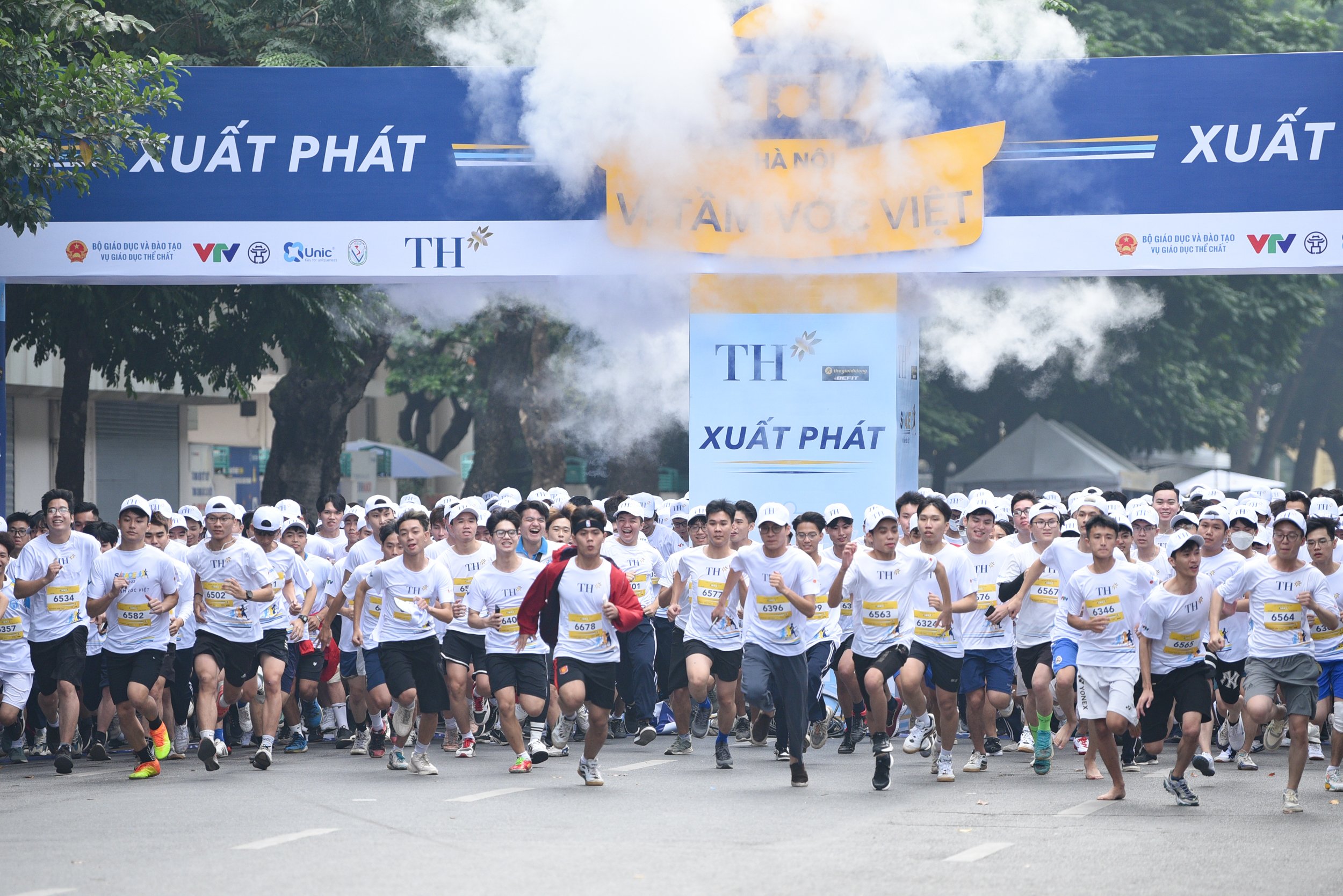 Giải chạy S-Race với sự tham gia của 4.200 học sinh, sinh viên, thầy cô giáo và cha mẹ học sinh ở Hà Nội sáng 13/11. Ảnh: Tùng Đinh.
