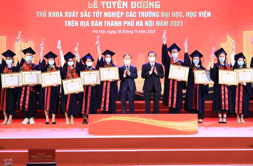 Lễ tuyên dương thủ khoa xuất sắc tốt nghiệp các trường đại học, học viện trên địa bàn Hà Nội năm 2021 tổ chức ngày 18/11/2021.