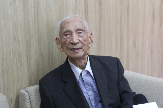 Nhà nghiên cứu Nguyễn Đình Đầu ở tuổi 102.