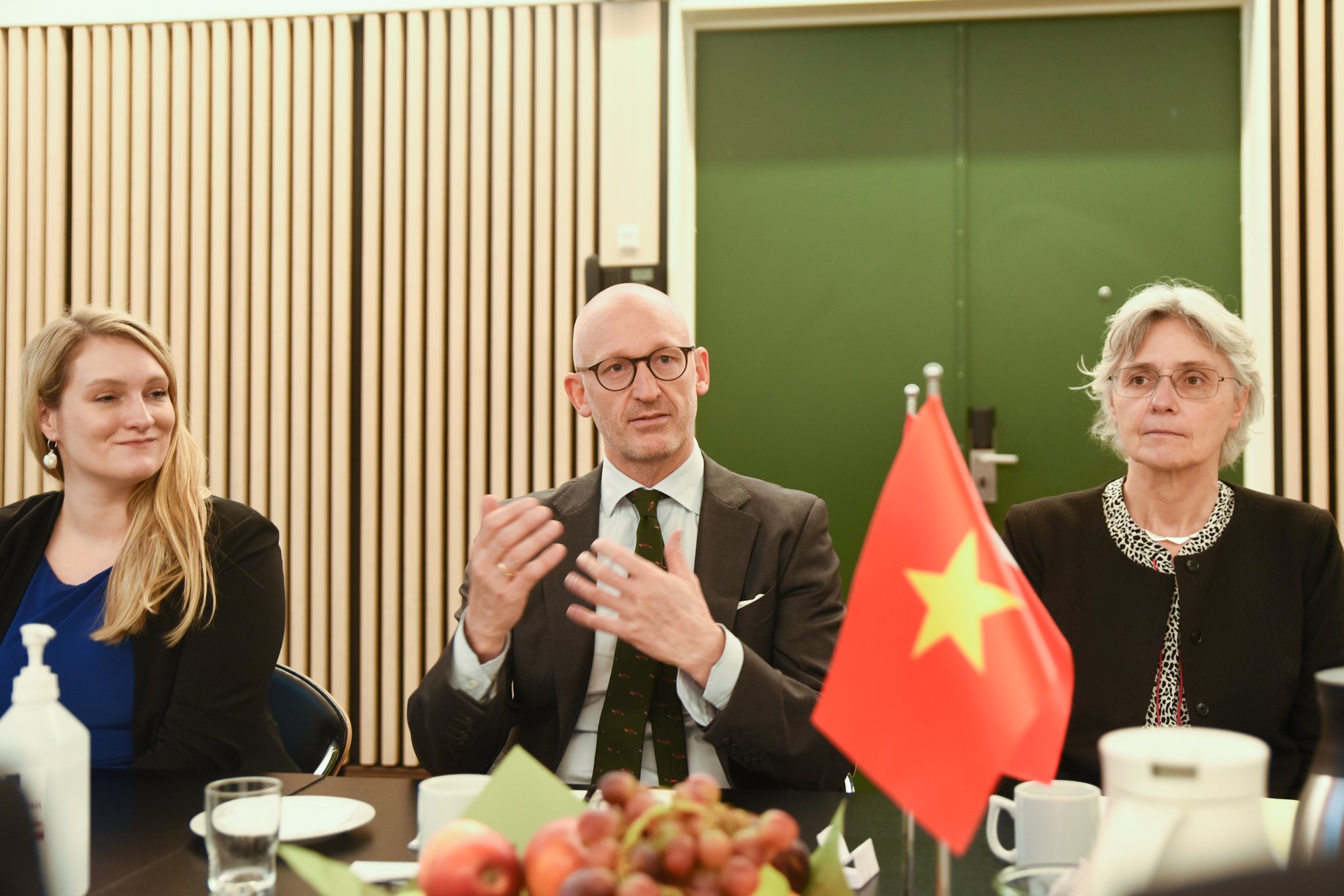 Ông Troels Vensild, Giám đốc Trung tâm Hợp tác quốc tế của Tổng cục Quản lý Thực phẩm và Thú y chia sẻ về mục tiêu tương lai xanh của Đan Mạch. Ảnh: Lan Trần.
