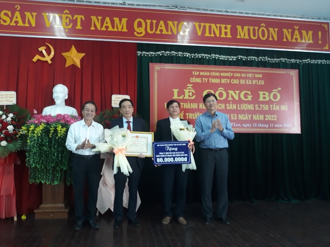 Ông Trần Thanh Phụng, Phó Tổng Giám đốc Tập đoàn Công nghiệp Cao su Việt Nam (ngoài cùng bên trái) trao Bằng khen cho Công ty TNHH MTV Cao su Ea H'Leo. Ảnh: N.T.