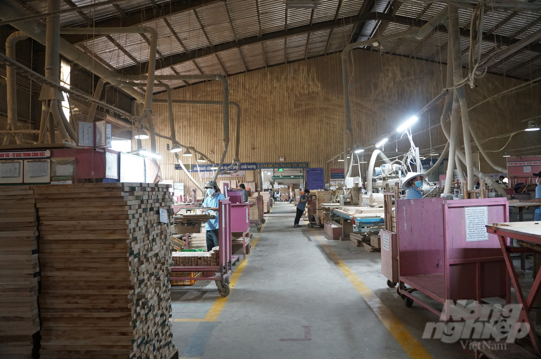 Trong 10 nhóm mặt hàng xuất khẩu chủ lực của tỉnh Bình Dương thì mặt hàng đồ gỗ tiếp tục dẫn đầu và được đánh giá ngành hàng phục hồi sản xuất và xuất khẩu nhanh nhất, với kim ngạch bình quân trên 500 triệu USD/tháng. Ảnh: Nguyễn Thủy.