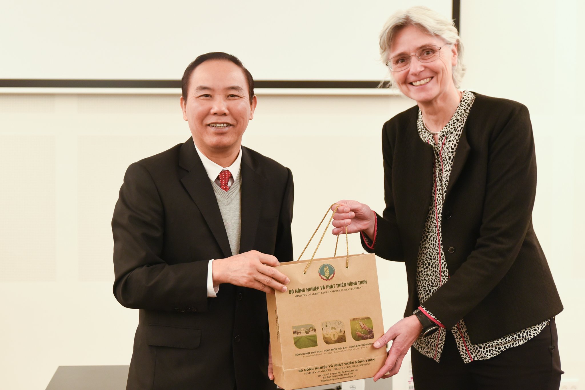 Bà Anette Lychau Petersen nhận món quà là các sản phẩm nông nghiệp Việt Nam. Ảnh: Lan Trần.