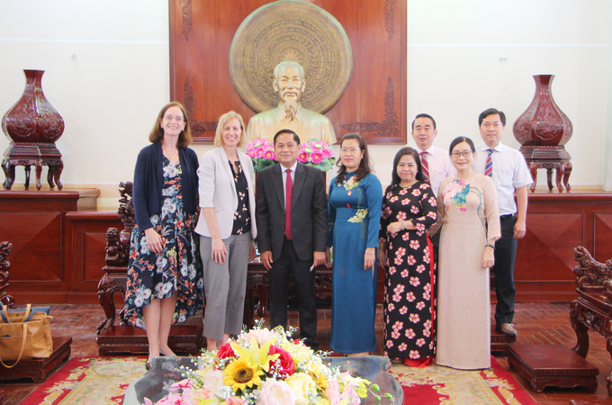 Mr. Nguyen Van Hong, Vice Chairman of Can Tho City People's Committee received Ms. Susan Burns, Consul General of the United States in Ho Chi Minh City. Photo: Kim Anh.