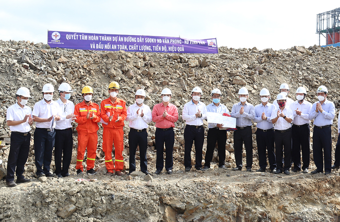 Ban lãnh đạo EVNNPT tặng quà động viên lực lượng tư vấn giám sát đường dây 500kV Vân Phong – Vĩnh Tân thuộc địa bàn tỉnh Ninh Thuận.