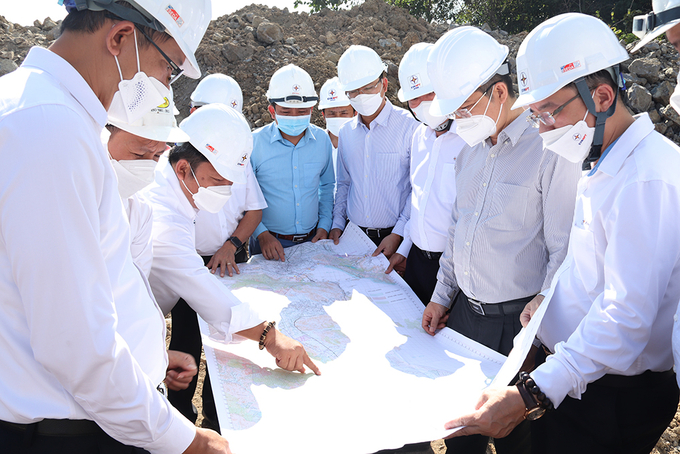 Đoàn công tác của EVN/EVNNPT nghe báo cáo tiến độ thi công, bàngiao mặt bằng dự án Đường dây 500kV Vân Phong - Vĩnh Tân thuộc địa bàn huyện Diên Khánh, Khánh Hòa.