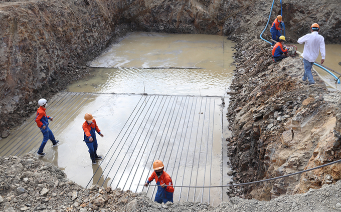 Các đơn vị thi công đào đúc móng Đường dây 500kV Vân Phong – Vĩnh Tân.