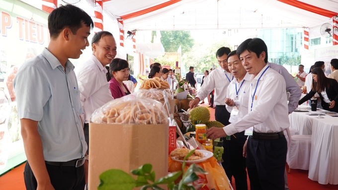 Các đại biểu tham quan gian hàng giới thiệu các sản phẩm OCOP, trái ngon của tỉnh Vĩnh Long. Ảnh: Minh Đảm.