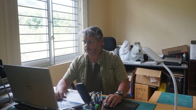 Mr. Neahga Leonard - Director of the Cat Ba Langur Conservation Project looked for materials to provide to the reporter. Photo: Dinh Muoi.