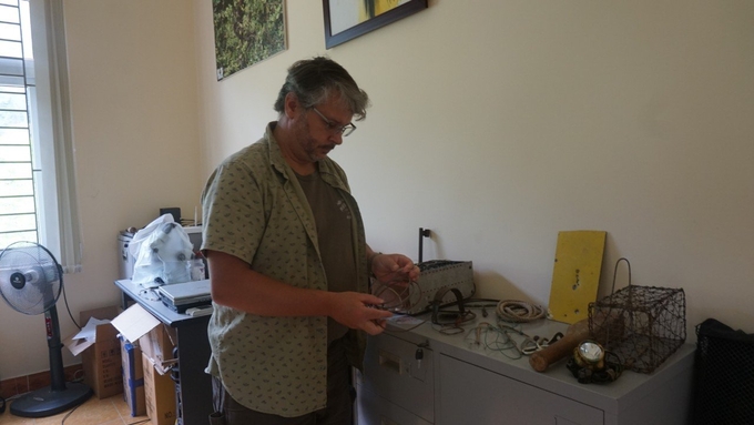 Mr. Neahga Leonard showed the reporter the wildlife hunting equipment obtained in Cat Ba National Park. Photo: Dinh Muoi.