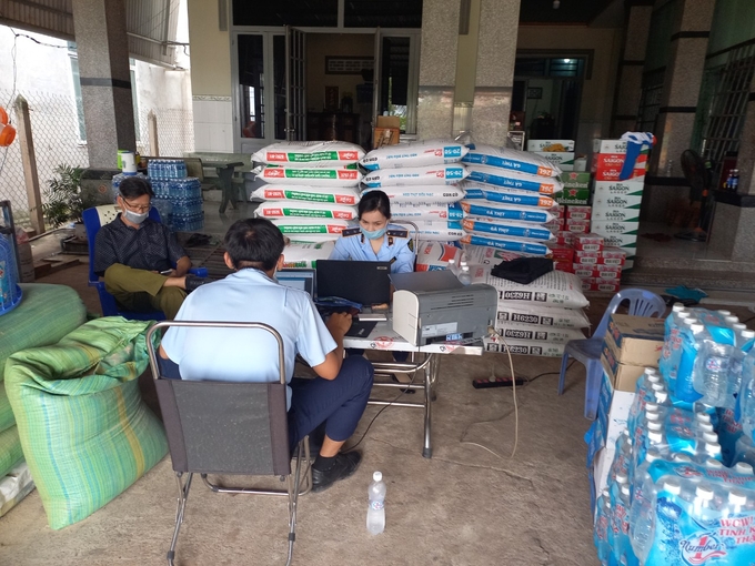 Cơ quan chức năng kiểm tra tình hình kinh doanh phân bón tại Tây Ninh.