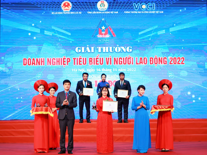 Bà Hà Hòa Bình - Phó Giám đốc đại diện Công ty Vedan nhận bằng khen từ Ban tổ chức. Ảnh: Hải Nguyễn - Lao Động.