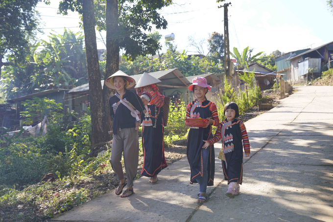 Sau khi hoàn tất việc cúng gia tiên, những phần lễ ngon nhất sẽ được con cháu mang sang biếu ông bà, cha mẹ như sự báo hiếu ngày đầu năm mới.