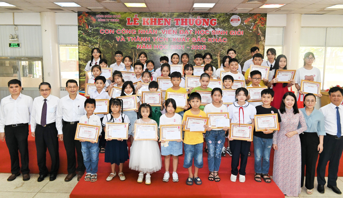 Hàng năm, Ban lãnh đạo Vedan Việt Nam đều dành những phần thưởng cho con em cán bộ nhân viên có thành tích trong học tập.