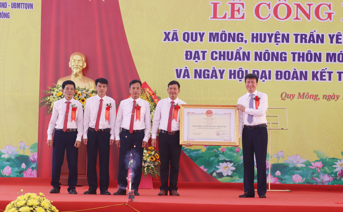 Ông Trần Huy Tuấn, Phó Bí thư Tỉnh ủy, Chủ tịch UBND tỉnh Yên Bái trao giấy chứng nhận xã Quy Mông đạt chuẩn nông thôn mới nâng cao năm 2022. Ảnh: Tuấn Anh.